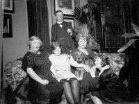 017 Group with Le Mesuriers  Herbert and Juliet Le Mesurier plus daughter Michelle (b Jan 1914)