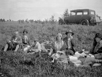 072 Picnic party on way home 1930
